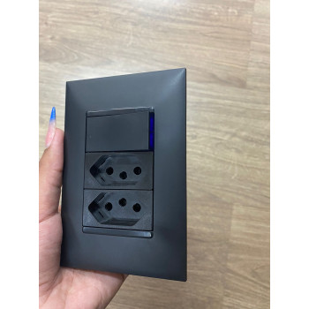 Cj Interruptor Paralelo + Tomada dupla 20a 4x2 - Pial Plus + Preto Cj Interruptor Paralelo + Tomada dupla 20a 4x2 - Pial Plus + Preto